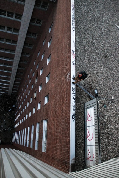 站在建筑物屋顶边缘的男子